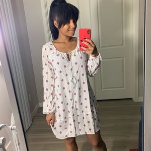 EXPRESS White long sleeved diamond pattern dress